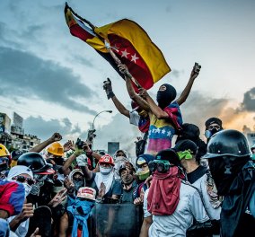 Βενεζουέλα: Στα πρόθυρα εμφυλίου πολέμου - 13 νεκροί σε διαδηλώσεις, ο ΠτΒ αυτοανακηρύχθηκε πρόεδρος (Βίντεο)