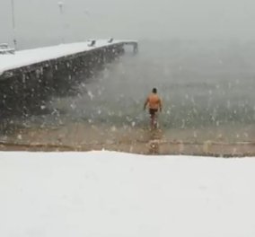 Απίστευτο: Άνδρας στην Χαλκιδική έκανε μπάνιο στη θάλασσα εν μέσω χιονοθύελλας (βίντεο)