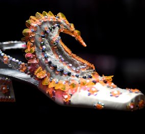 45 εκπληκτικά παπούτσια του Christian Dior σαν έργα τέχνης - Εκτίθενται στο μουσείο Victoria & Albert (φώτο) - Κυρίως Φωτογραφία - Gallery - Video