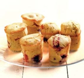 Η Αργυρώ Μπαρμπαρίγου προτείνει: Μοσχομυριστά muffins με βατόμουρα - Πάνε τέλεια με τον καφέ σας 
