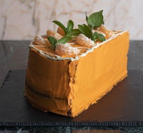 Ο Άκης Πετρετζίκης δημιουργεί: Υπέροχο αρωματικό κέικ μανταρίνι και μας... ξεσηκώνει (βίντεο)