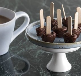 Ο Άκης Πετρετζίκης δημιουργεί το πιο νόστιμο σνακ για τον Χειμώνα: Σοκολατένιο στικ για ζεστή σοκολάτα  