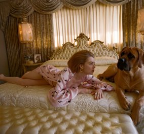 Ο Γιώργος Λάνθιμος φωτογραφίζει την “dog lady”, Έμμα Στόουν ως νοικοκυρά!