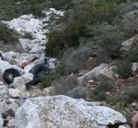 Κρήτη: Σοκάρουν οι εικόνες από το αυτοκίνητο της μητέρας με τα 2 παιδιά που έπεσε στο γκρεμό - Σοβαρά τραυματισμένη η 47χρονη (φώτο)