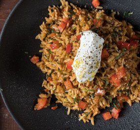 Μια απίστευτη συνταγή από τον Άκη Πετρετζίκη: Κρεμμυδόρυζο με καστανό ρύζι