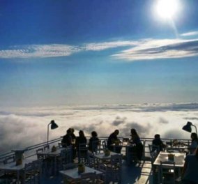 Ράχη: Ασύγκριτη θέα στο μοναδικό εστιατόριο στα ορεινά της Λευκάδας που τρως κυριολεκτικά πάνω από τα σύννεφα!