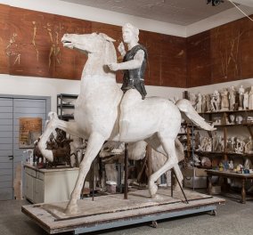 Όταν ο Γιάννης Παππάς δημιουργούσε τον "Μέγα Αλέξανδρο" - Δείτε την ιστορία & εκπληκτικές φωτογραφίες του αγάλματος 