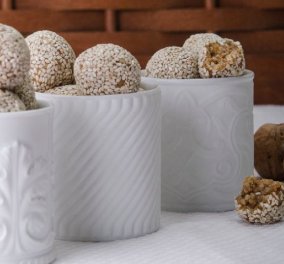 Στέλιος Παρλιάρος: Μας φτιάχνει το απόλυτο γλυκό της νηστείας - Μπουκιές με καρύδια και σουσάμι