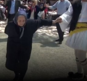 Βίντεο: Η γιαγιά χόρεψε ένα τσάμικο στη Σκάλα Ναυπακτίας που έγινε viral - Κυρίως Φωτογραφία - Gallery - Video