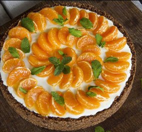 Άκης Πετρετζίκης: Μας φτιάχνει το πιο δροσερό γλυκό - Cheesecake με δημητριακά & μανταρίνι - Κυρίως Φωτογραφία - Gallery - Video