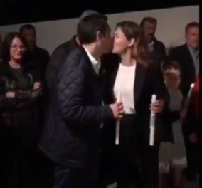 Το "φιλί της αγάπης"  του Αλέξη Τσίπρα στην Περιστέρα Μπαζιάνα για το "Χριστός Ανέστη" - Δείτε το βίντεο & τις selfies του πρωθυπουργού - Κυρίως Φωτογραφία - Gallery - Video