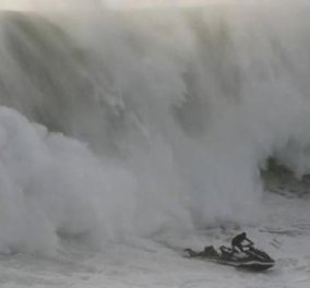 Διάσωση σέρφερ που κόβει την ανάσα: Παλεύουν με τα κύματα  -Το jet ski & ο αθλητής χάνονται μέσα στο νερό