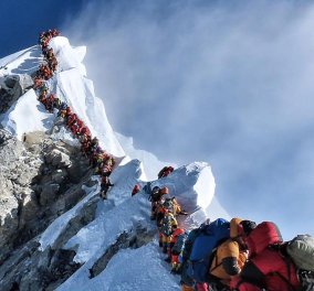 Κορυφή Έβερεστ: Δέκατος ορειβάτης σε 2 μήνες την κατακτά & χάνει τη ζωή του αμέσως μετά (βίντεο)