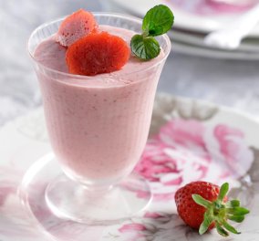 Μους φράουλας με άρωμα μαστίχας από τη Ντίνα Νικολάου