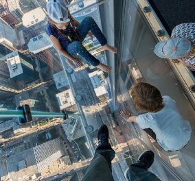 Εφιάλτης στον 103ο όροφο ουρανοξύστη: Απολάμβαναν τη μαγική θέα από το γυάλινο πάτωμα όταν αυτό... έσπασε (φώτο-βίντεο)