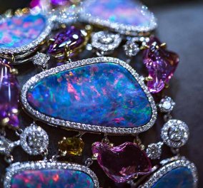 Έκθεση κοσμημάτων – αριστουργημάτων στο Λονδίνο: Τιάρες, καρφίτσες με διαμάντια & δαχτυλίδια με πράσινες τουρμαλίνες