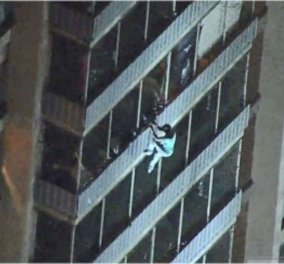 Εντυπωσιακό βίντεο: Δείτε τον "άντρα Spiderman" να κατεβαίνει 19 ορόφους όταν ξέσπασε πυρκαγιά στο κτήριο 