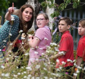 Η πριγκίπισσα Κέιτ κηπουρός: Με βοηθούς τα μικρά παιδιά της & "φθηνό" floral φουστάνι (φώτο) - Κυρίως Φωτογραφία - Gallery - Video