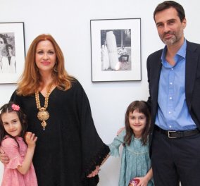 H διάσημη φωτογράφος Calliope στο top κλικ της ζωής της: Ο άντρας της Χρήστος Καρβούνης με τις δίδυμες κόρες τους