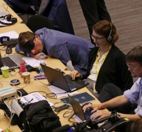 Βρυξέλλες -Σύνοδος Κορυφής: Δημοσιογράφοι κοιμούνται στα laptop , στο πάτωμα , φορούν μάσκες ύπνου (φώτο) 