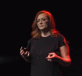 Topwoman η Φίλια Μητρομάρα η μονόφθαλμη δημοσιογράφος με το απίθανο χιούμορ, την ευφυΐα – Η ομιλία της από TedX (βίντεο)