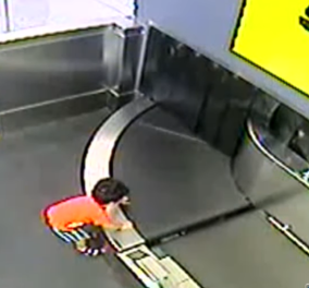 Βίντεο: 2 ετών αγόρι μπήκε μαζί με τις βαλίτσες στην ταινία αποσκευών αεροδρομίου