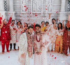 Με κόκκινα ροδοπέταλα ο εντυπωσιακός γάμος δύο Ινδών γκέι - Ο Αμίτ & ο Αντίτια παντρεύτηκαν με παραδοσιακή τελετή (φώτο)