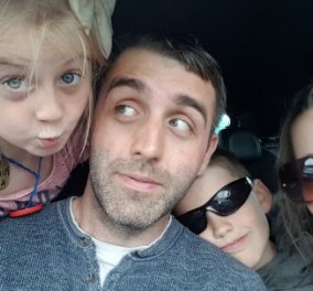 Story of the day: Παγκόσμια συγκίνηση με τη selfie του δακρυσμένου πατέρα 3 παιδιών πριν αυτοκτονήσει - Είχε χρέη & ήταν απελπισμένος (φώτο) - Κυρίως Φωτογραφία - Gallery - Video