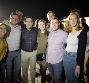 Ο μοντέρνος αρχηγός της αξιωματικής αντιπολίτευσης Αλέξης Τσίπρας: Selfies στο Φεστιβάλ νεολαίας του ΣΥΡΙΖΑ με όλη την οικογένεια (φώτο)  