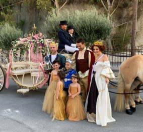 Ο Γιώργος Αγγελόπουλος έγινε πρίγκιπας Nτάνος: Xειροφίλημα στην μικρή Έλενα, χορός με άμαξα εκπληρώνοντας την επιθυμία της (φωτό) - Κυρίως Φωτογραφία - Gallery - Video