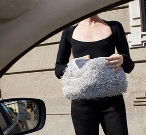 Θα σας άρεσε μια τσάντα που μοιάζει με μαλλιαρό αφουγγαρόπανο και όμως κάνει θραύση;  - Mόλις την λάνσαρε διάσημος οίκος (φωτό) - Κυρίως Φωτογραφία - Gallery - Video
