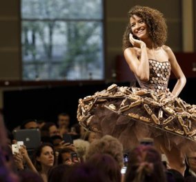 Υψηλή ραπτική για... φάγωμα - Δείτε τα μοντέλα να φοράνε εντυπωσιακά φορέματα από σοκολάτα στο Παρίσι (φώτο-βίντεο)