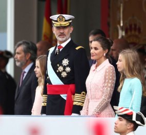 Η Βασίλισσα Λετίσια με υπέροχο, ρομαντικό ροζ φόρεμα για την Εθνική Ημέρα της Ισπανίας – Πλάι στον σύζυγό της Φελίπε & τις κόρες της - Κυρίως Φωτογραφία - Gallery - Video