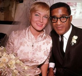 1960: Ο μαύρος Σάμι Ντέιβις παντρεύεται την κατάξανθη Σουηδέζα του May Britt - Σάλος αφού απαγορεύονταν οι γάμοι λευκών με μαύρους (φώτο) - Κυρίως Φωτογραφία - Gallery - Video