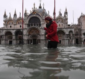 "Βυθίστηκε" η Βενετία - Δύο νεκροί από τη μεγαλύτερη πλημμύρα των τελευταίων 50 ετών - Κάτω από το νερό η πλατεία του Αγ. Μάρκου (φώτο-βίντεο)
