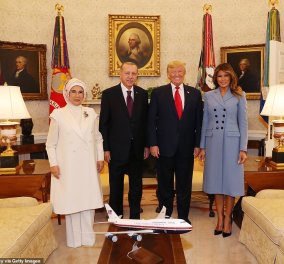 Συνάντηση Τραμπ- Ερντογάν: Φιλοφρονήσεις & "μπηχτές" - Στα λευκά η Εμινέ - Με σιέλ παλτό 2.295 δολαρίων η Μελάνια (φώτο-βίντεο) - Κυρίως Φωτογραφία - Gallery - Video