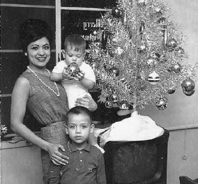Σήμερα γελάμε: 45 vintage φώτο με το χριστουγεννιάτικο δέντρο πάνω στις ογκώδεις συσκευές τηλεόρασης το 1970   - Κυρίως Φωτογραφία - Gallery - Video