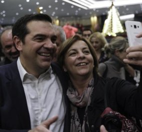 120 πρώην ΠΑΣΟΚόκοι σε ατελείωτα Selfies με τον Τσίπρα - Ο Αλέξης τους υποδέχθηκε με "πάρτι" στο Caravel (φώτο-βίντεο)