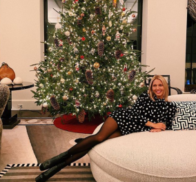 Σαν κούκλα κάτω από το Χριστουγεννιάτικο δένδρο η μικρή πριγκίπισσα Μαρία-Ολυμπία: Γιορτινά χαμόγελα με την μαμά 