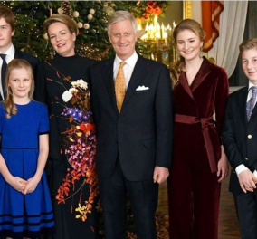 Ο βασιλιάς Φίλιππος & η βασίλισσα Ματθίλδη του Βελγίου μαζί με τα παιδιά τους σε Χριστουγεννιάτικες εμφανίσεις: Βελούδα - καπέλα & σιφόν 