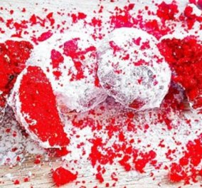 Κόκκινος κουραμπιές! Η Αργυρώ Μπαρμπαρίγου σε μια επαναστατική συνταγή: Από τον... χιονάτο στον κουραμπιέ-φωτιά - Κυρίως Φωτογραφία - Gallery - Video