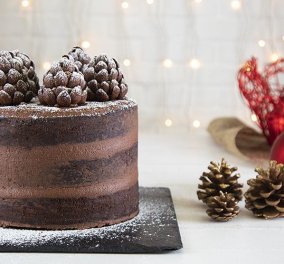 Ο Άκης Πετρετζίκης δημιουργεί ένα εντυπωσιακό γλυκό: Χριστουγεννιάτικη τούρτα σοκολάτα με κάστανο  - Κυρίως Φωτογραφία - Gallery - Video