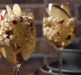 Ο Άκης Πετρετζίκης μας δείχνει πως να φτιάξουμε το πιο γιορτινό ποτό: Λευκή σαγκρία με μήλο και καραμέλα  - Κυρίως Φωτογραφία - Gallery - Video