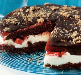 Η Αργυρώ Μπαρμπαρίγου στα κέφια της! Να πως θα φτιάξουμε απίθανη τούρτα σοκολάτας µε κρέµα και φράουλες - Κυρίως Φωτογραφία - Gallery - Video