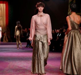 "Made in Greece" η εντυπωσιακή συλλογή του Dior - Η πασαρέλα - μήτρα στο Παρίσι γέμισε αρχαίες Ελληνίδες Θεές ντυμένες με υπέροχα ρούχα (φώτο -βίντεο)