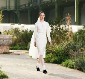 Εμπνευσμένη από τα παιδικά χρόνια της Chanel η εντυπωσιακή συλλογή "Άνοιξη - καλοκαίρι 2020" - Δείτε 60 φωτογραφίες με υπέροχα ταγιέρ, φορέματα & κουστούμια  - Κυρίως Φωτογραφία - Gallery - Video