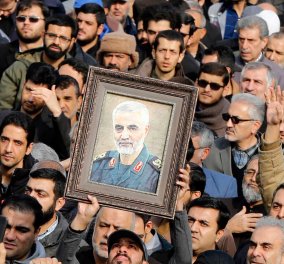 Live: Πλήθος κόσμου & τεταμένη ατμόσφαιρα στην κηδεία του Ιρανού στρατηγού Σουλεϊμανί - Οργή & θρήνος 