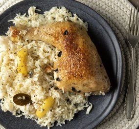 Ο Άκης Πετρετζίκης προτείνει ένα φαγητό - όνειρο: Κοτόπουλο λεμονάτο με ρύζι στο φούρνο (βίντεο)