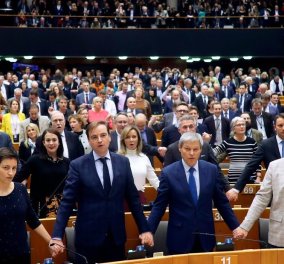 Μεγάλη συγκίνηση όταν οι ευρωβουλευτές ένωσαν τα χέρια τους & έψαλλαν το «αντίο» της Ευρώπης στη Βρετανία - Βίντεο  - Κυρίως Φωτογραφία - Gallery - Video