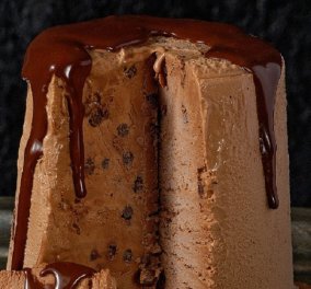 Ο Στέλιος Παρλιάρος μας ενθουσιάζει: Παρφέ σοκολάτας σε τούρτα - Η γεύση των παιδικών μας χρόνων με πλούσια σοκολατένια σος  - Κυρίως Φωτογραφία - Gallery - Video